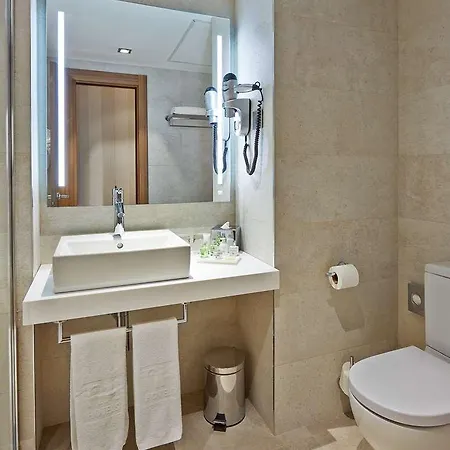 Nh Les Corts Szálloda 3*