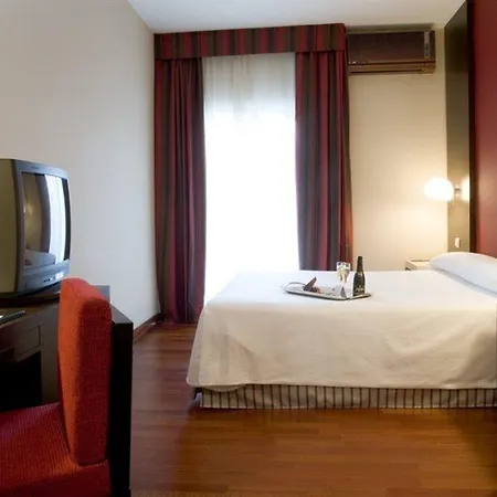Nh Les Corts מלון 3*